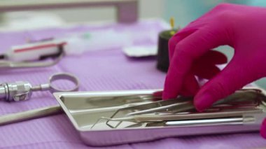 Yakın çekim dişçi aletleri. Macro klinikteki hastaya diş tedavisi uyguluyor. Profesyonel doktor stomatolog. Arkasında dişçi var..