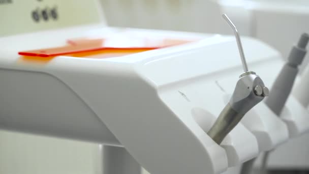 Nahaufnahme Werkzeuge des Zahnarztes. Makro Behandlung der Zähne des Patienten in der Klinik. Facharzt Stomatologe Zahnarzt hinter dem Instrument. — Stockvideo