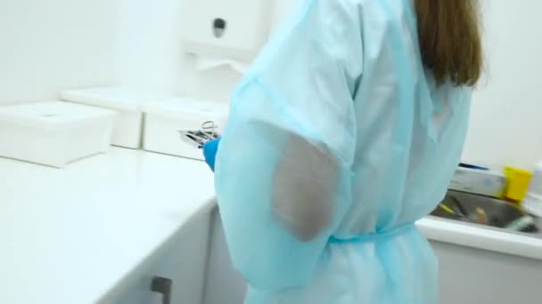 Travailleur médical préparant le nettoyage désinfectant les outils médicaux en dentisterie. Assistante de clinique dentaire lavant les outils stomatologiques avec brosse et stérilisation. Gros plan Protection en cas de pandémie — Video