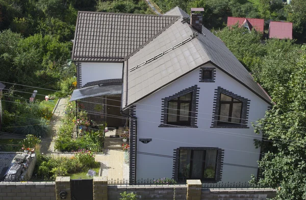 Stijlvol huis met tuin — Stockfoto