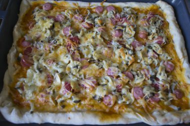Üstten bir pizza