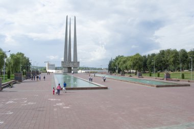 Sovyet askerleri, partizanlar ve yeraltı savaşçıları anıt