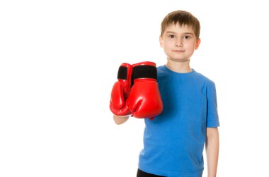 Boks eldiven beyaz bir arka plan üzerinde küçük çocuk