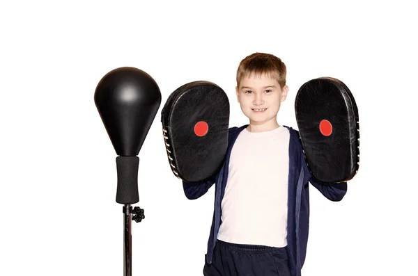 Boks eldiven beyaz bir arka plan üzerinde küçük çocuk