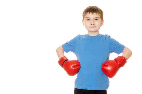 Boks eldiven beyaz bir arka plan üzerinde küçük çocuk