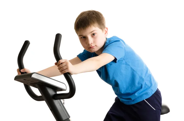Çocuk bir egzersiz bisikleti üzerinde