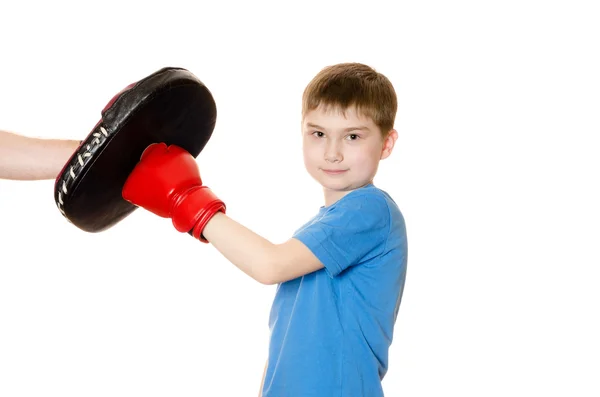Boks eldiven beyaz bir arka plan üzerinde küçük çocuk