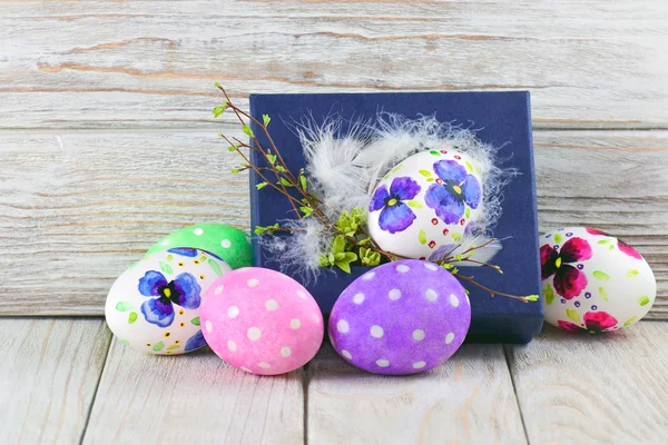 Huevo de Pascua en una caja — Foto de Stock