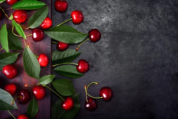 Cerezas dulces con hojas verdes — Foto de Stock