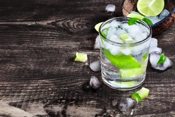 Mojito cocktail on a rustic wooden table — Stock Photo, Image