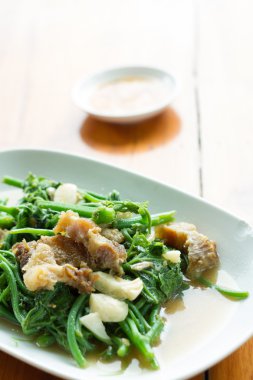 Kızarmış sebze beyaz tabak içinde ilave edin.