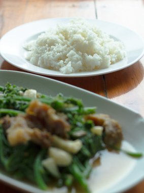 Beyaz plaka ve pirinç kızarmış sebze karıştırın