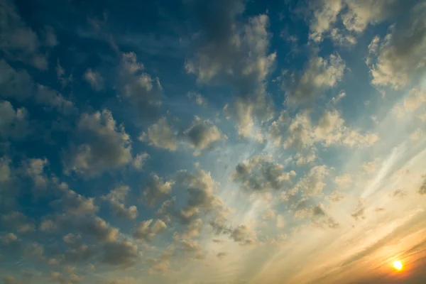 Por do sol com nuvens — Fotografia de Stock