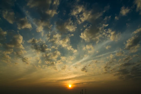 Por do sol com nuvens — Fotografia de Stock