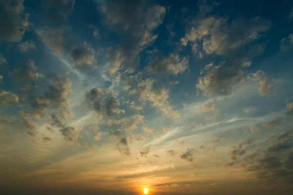 雲に沈む夕日 — ストック写真