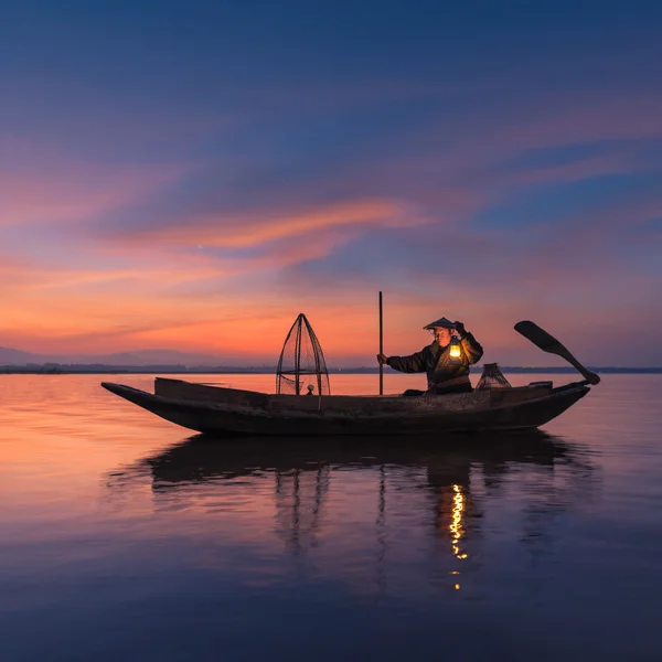 Pescador asiático em barco de madeira no rio da natureza antes do nascer do sol — Fotografia de Stock
