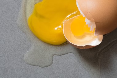 Yumurta bırakma çatlamak aşağı seramik sıçradı.