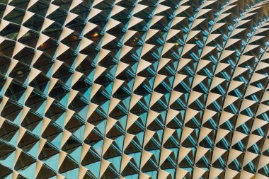 Kadar yüksek bir artış gölge aydınlatma ile bina yapısı şeklinde kapatın