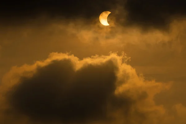 Księżyc, obejmujące słońce w częściowe zaćmienie z chmura dramatyczne. Naukowe podstawy, zjawisko astronomiczne. — Zdjęcie stockowe