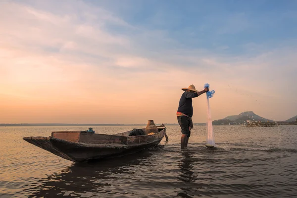 Pescador asiático con barco de madera en el río de la naturaleza en la madrugada antes del amanecer —  Fotos de Stock
