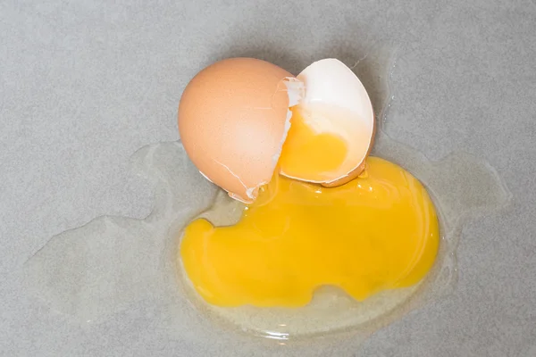 Egg drop crack splattered down on ceramic tile. — Stock Photo, Image