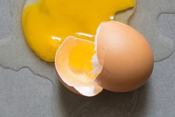अंडी ड्रॉप क्रॅक सिरेमिक टाइलवर खाली स्प्लेटर केलेले . — स्टॉक फोटो, इमेज