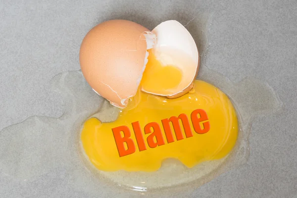Κακή διατύπωση σχετικά με αυγό σταγόνα ρωγμή splattered κάτω στο κεραμικό κεραμίδι. — Φωτογραφία Αρχείου