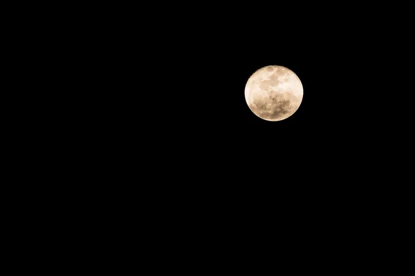 Full moon over dark black sky at night. — Stock Photo, Image