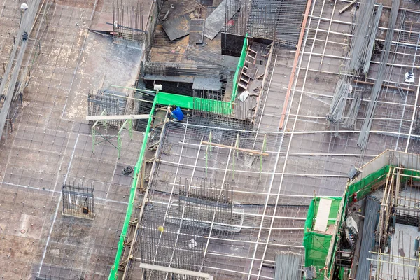 Local de construção com andaimes e estrutura de aço de vista superior — Fotografia de Stock