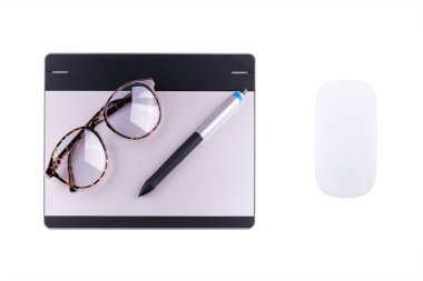 Beyaz arka plan üzerinde izole kalem ve retro cam ve kablosuz bilgisayar fare ile grafik tablet üst görünümü.