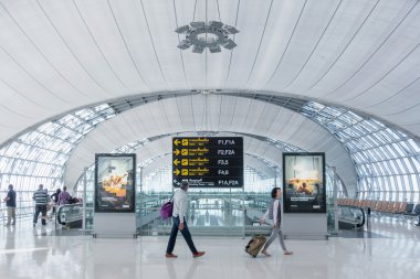 18 Aralık 2015 tarihinde Bangkok, Tayland Suvarnabhumi Uluslararası Havaalanı'nda kimliği belirsiz bir yolcu. 