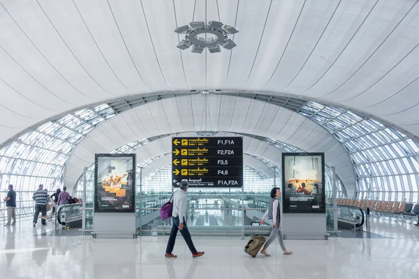 Viaggiatori non identificati all'aeroporto internazionale di Suvarnabhumi il 18 dicembre 2015 a Bangkok, Thailandia . — Foto Stock