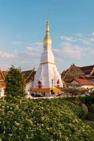 Wat Pratat Choeng Chum, É um grande templo e monumento religioso sagrado, Tailândia — Fotografia de Stock