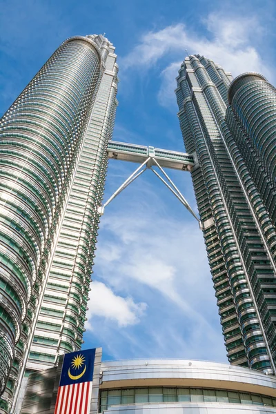 A Petronas Towers, Petronas Twin Towers két felhőkarcoló Kuala Lumpur, Malajzia. — Stock Fotó