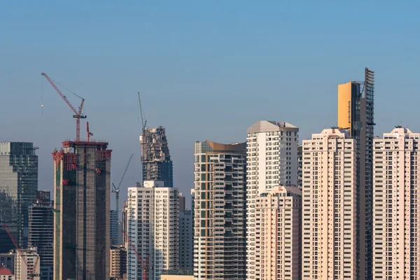 Vista aérea de edificios de oficinas modernos de gran altura, condominio en el área de negocios en el centro de la ciudad grande — Foto de Stock