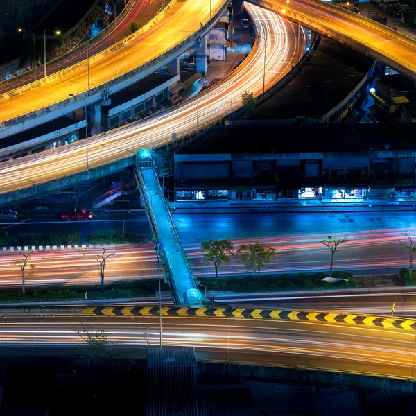 고속도로, 고속도로, 고속도로 현대 도시에서 교통 인프라, 야간 도시 보기 — 스톡 사진