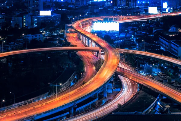 고속도로, 고속도로, 고속도로 현대 도시에서 교통 인프라, 야간 도시 보기 — 스톡 사진