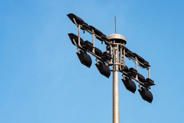 Задній бік Spotlight Pole на фоні блакитного неба на стадіоні спортивної арени — стокове фото