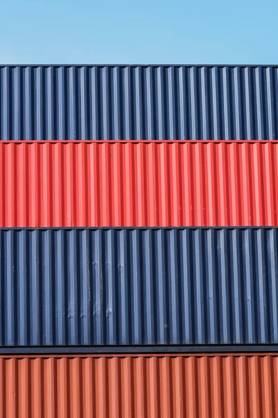 Patrón de pila colorido de contenedores de envío de carga en el astillero — Foto de Stock