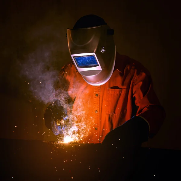 工业工人与安全设备和防护口罩焊接钢结构在建筑工程厂. — 图库照片