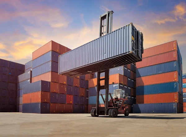 Wózek widłowy podnoszenia kontenerów Cargo w stoczni wysyłki do przywozu, eksport przemysłowy przed wschodem nieba środowiska. — Zdjęcie stockowe