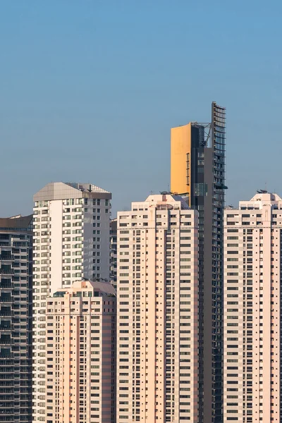 Вид с воздуха на современные высотные офисные здания, кондоминиум в деловом районе в центре города — стоковое фото