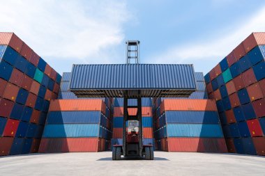 Forklift kamyon kaldırma kargo konteyner için nakliye bahçesinde ithalat, ihracat, konteyner yığın arka plan ile lojistik sanayi