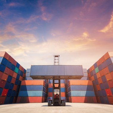 Forklift kamyon kargo Konteyner Taşımacılık ithalat, ihracat, arka planda konteyner deste ile lojistik sanayi sevkiyat bahçesinde kaldırma