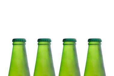 Kabarcıkları ile bira şişesi üzerinde izole beyaz arka plan damla.