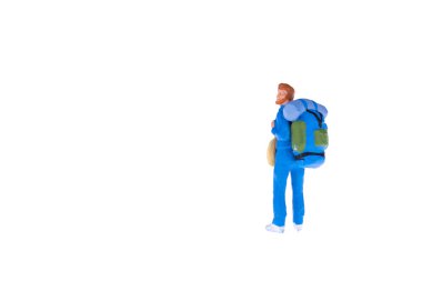 Minyatür backpacker yakın çekim ve beyaz arka plan üzerinde turist insanlar izole.