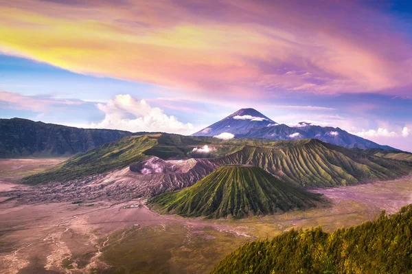 Vulcão Mount Bromo (Gunung Bromo) durante o nascer do sol do ponto de vista no Monte Penanjakan . — Fotografia de Stock