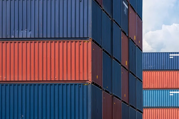 Patrón de pila colorido de contenedores de transporte de carga en el astillero —  Fotos de Stock