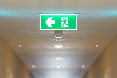 Acil durum meydana geldiğinde kaçış yolunu göstermek için yüksek katlı binada yangın çıkış işareti