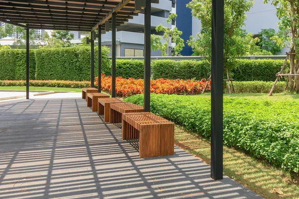 Outdoor nature wooden bench in zen garden style — Stock Photo, Image